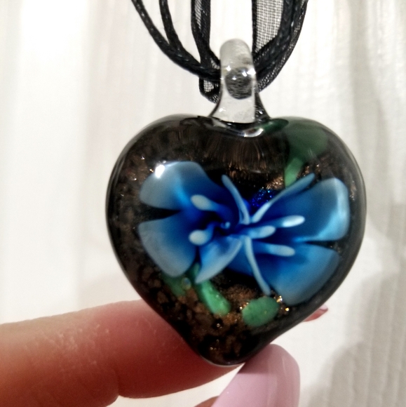 3D blue flower heart shaped glass pendant w/chain - Picture 4 of 4